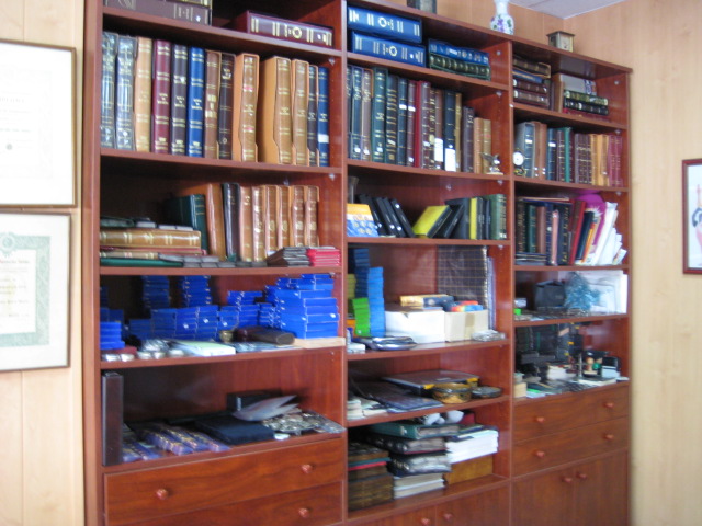 Fotografía de las estanterias con los libros y productos